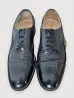 Richelieus en cuir noir à bout fleuri, paire de face